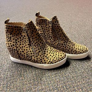 Queen George Sneakers